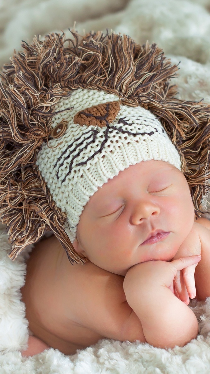 Śpiące niemowlę w czapce