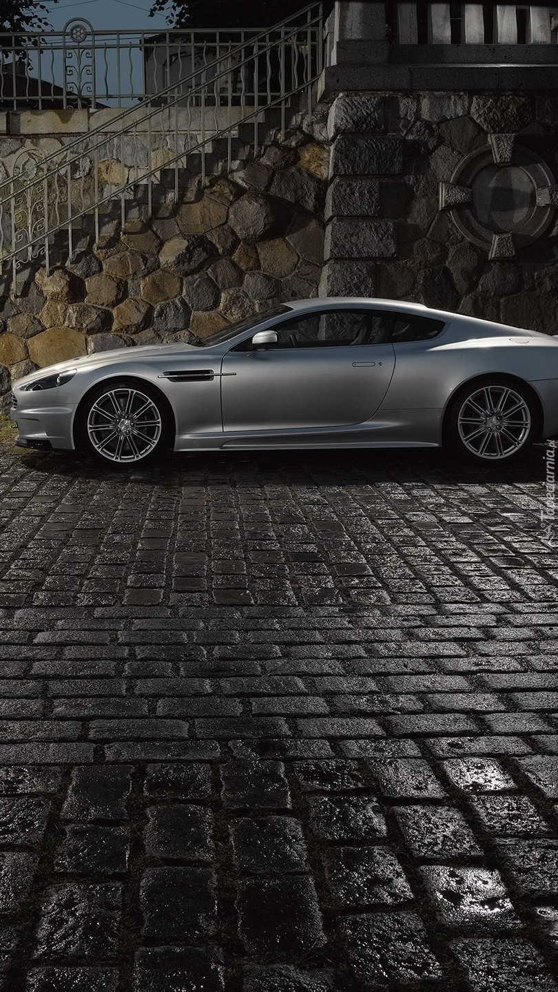 Srebrny Aston Martin DBS na bruku