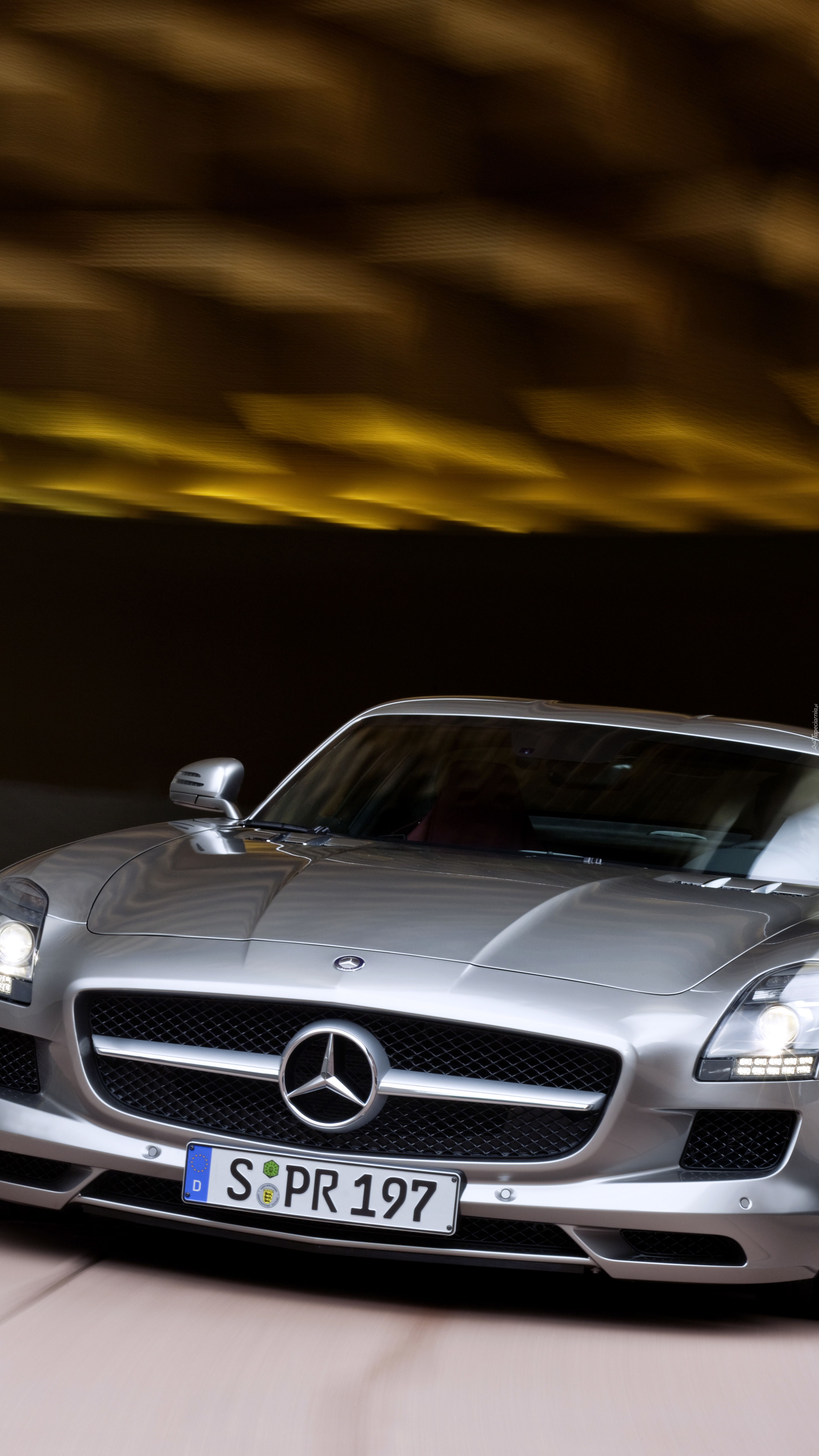 Srebrny Mercedes Benz SLS AMG