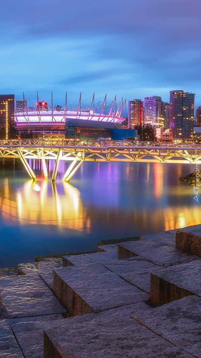 Stadion i domy nad zatoką False Creek