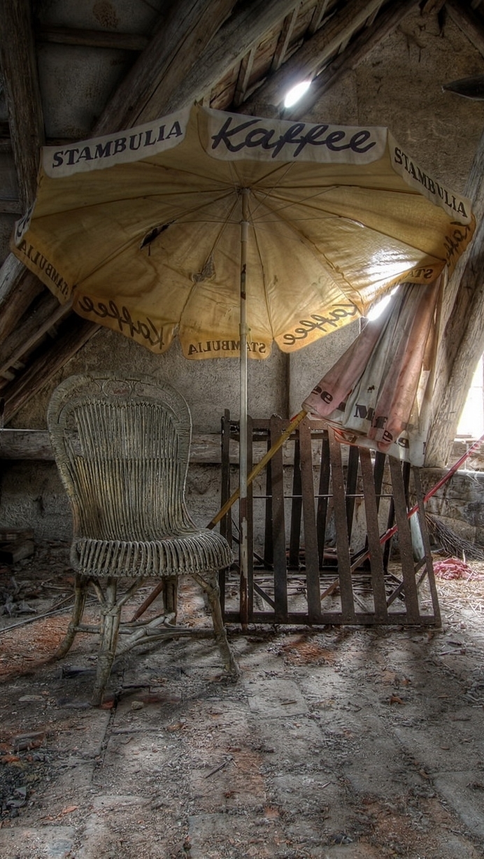 Stare krzesło i parasol na strychu