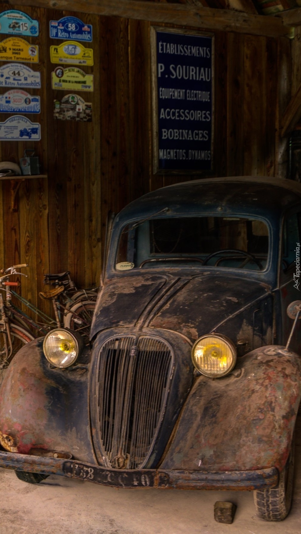 Stary samochód w garażu Tapeta na telefon