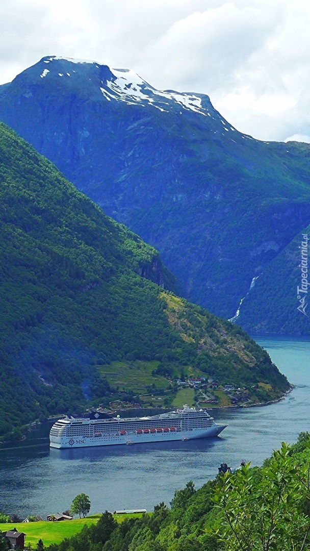 Statek pasażerski na fiordzie Geirangerfjorden