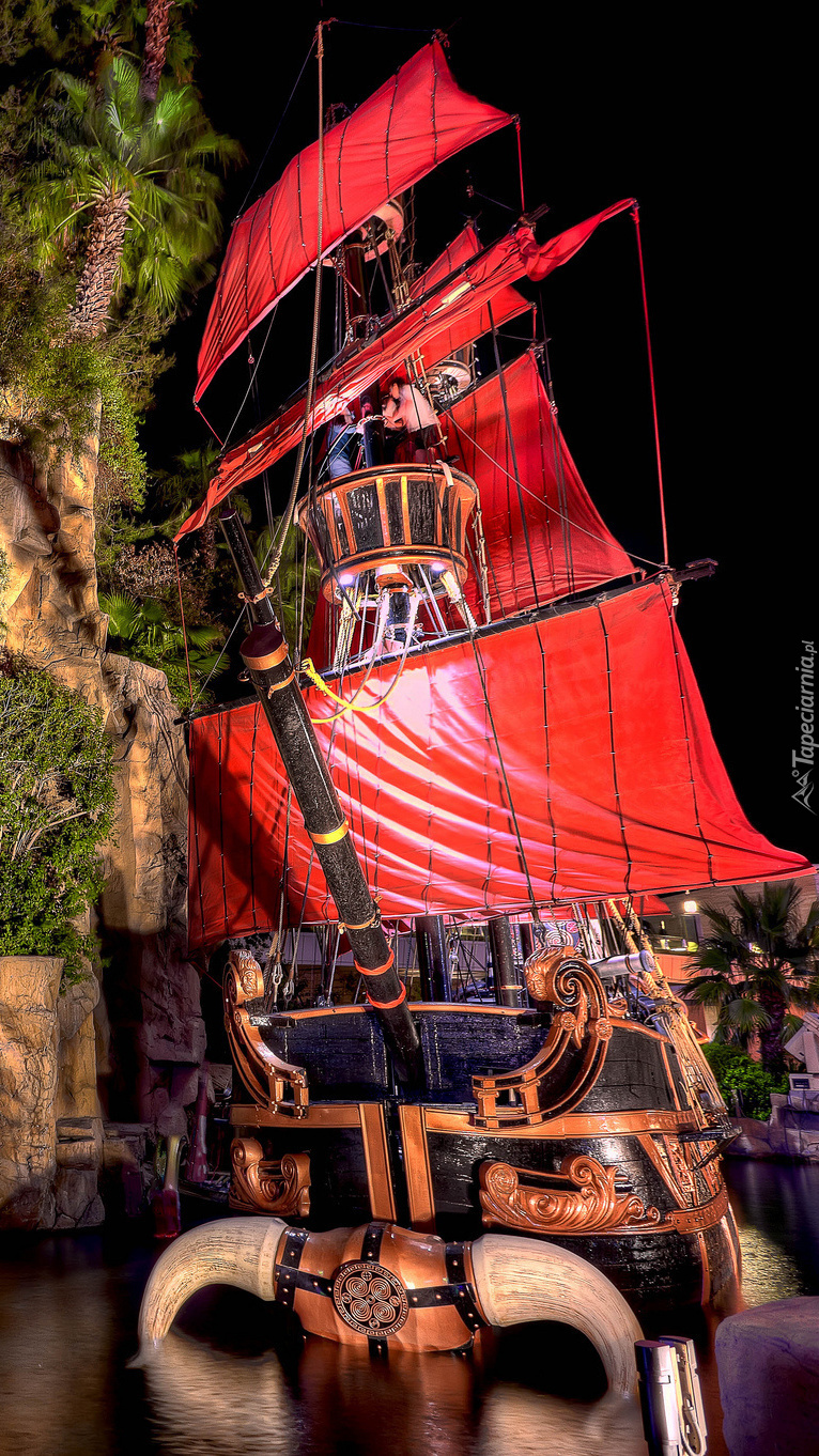 Statek piracki z czerwonymi żaglami