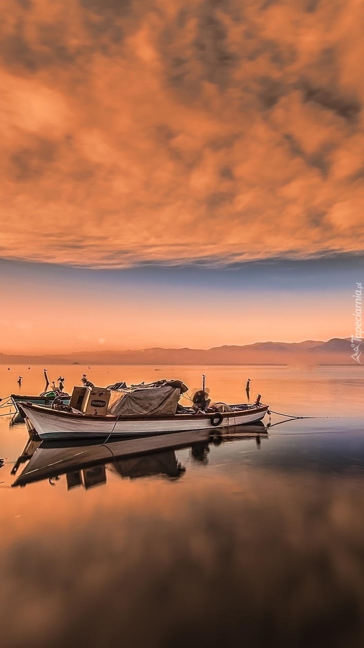 Statki na jeziorze o zachodzie słońca