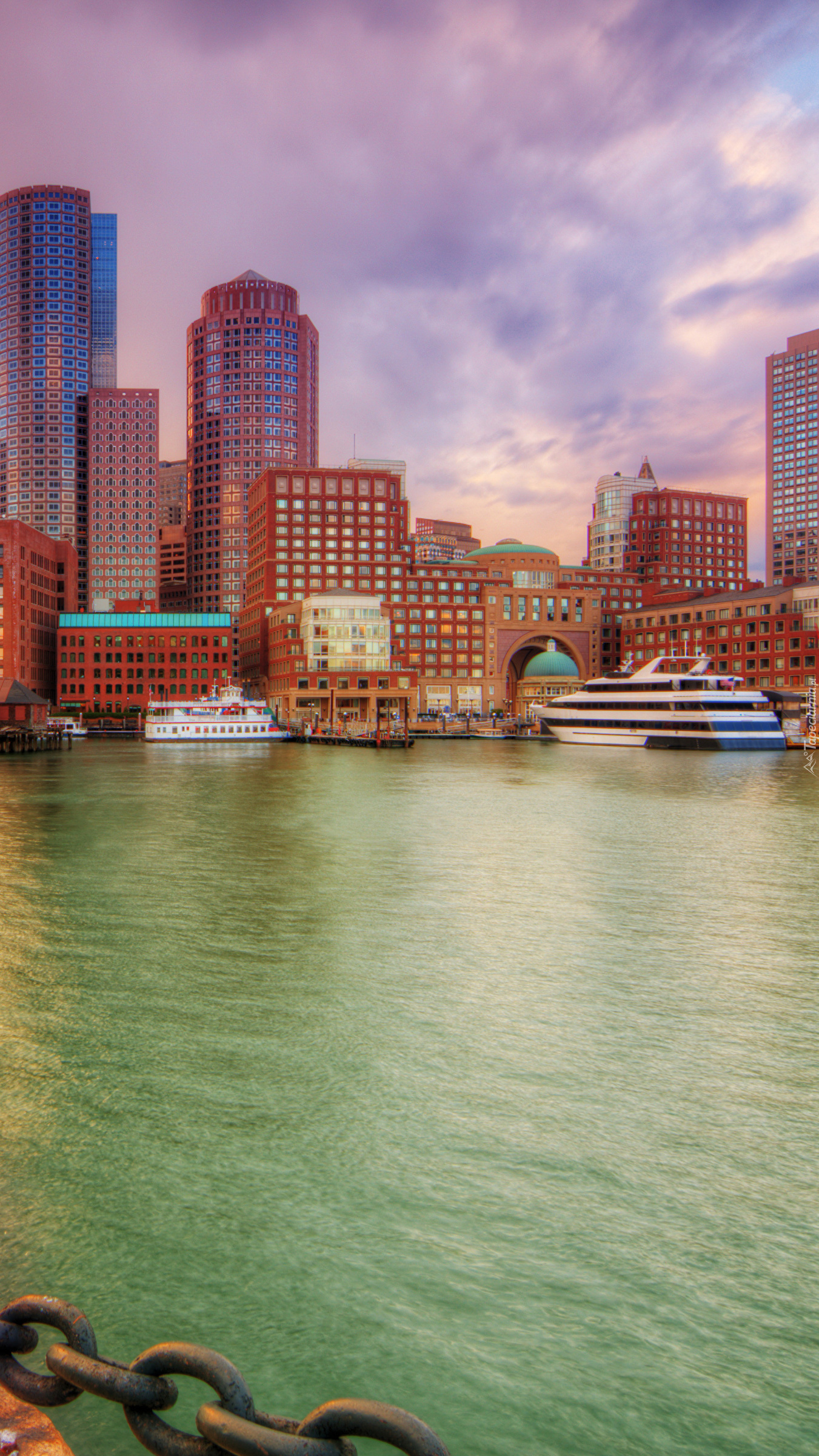 Statki na tle wieżowców w Bostonie