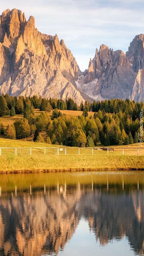 Staw i góra Schlern w Dolomitach