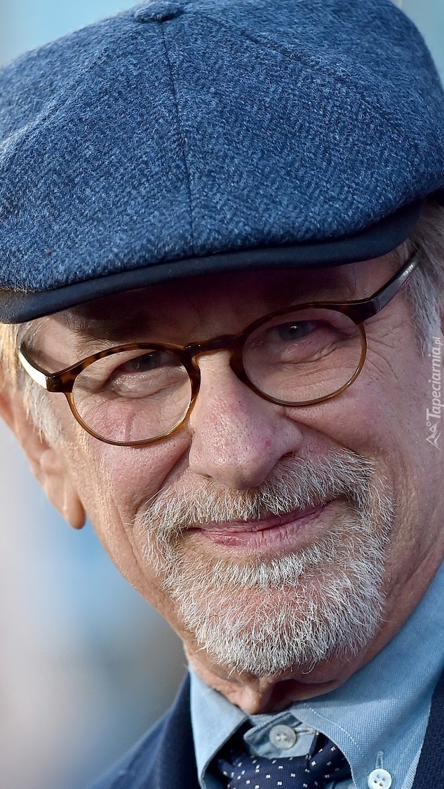 Steven Spielberg w okularach i czapce