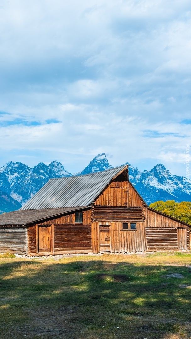 Stodoła na tle gór Teton Range