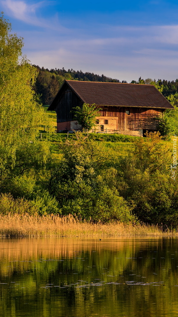 Stodoła na wzgórzu nad jeziorem