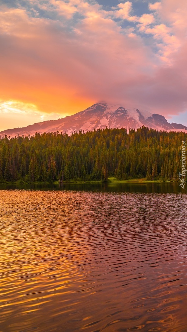 Stratowulkan Mount Rainier o zachodzie słońca