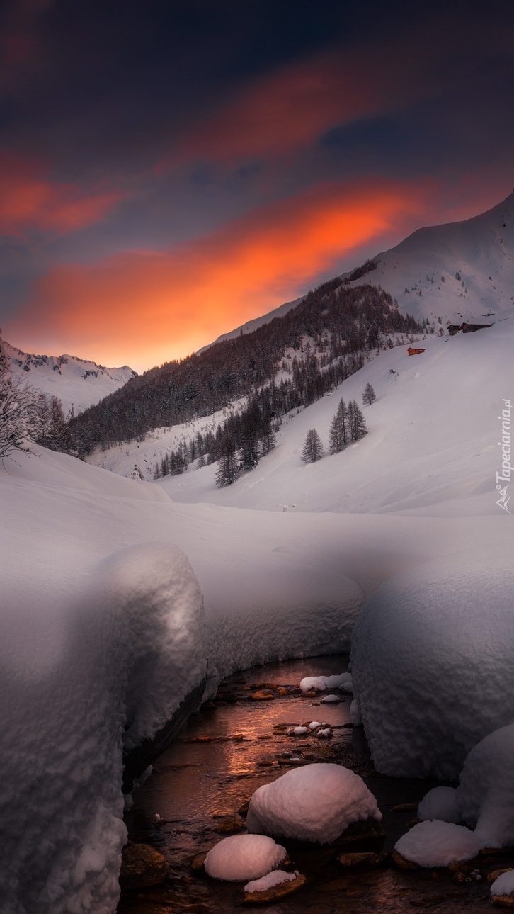 Strumyk w Alpach zimą