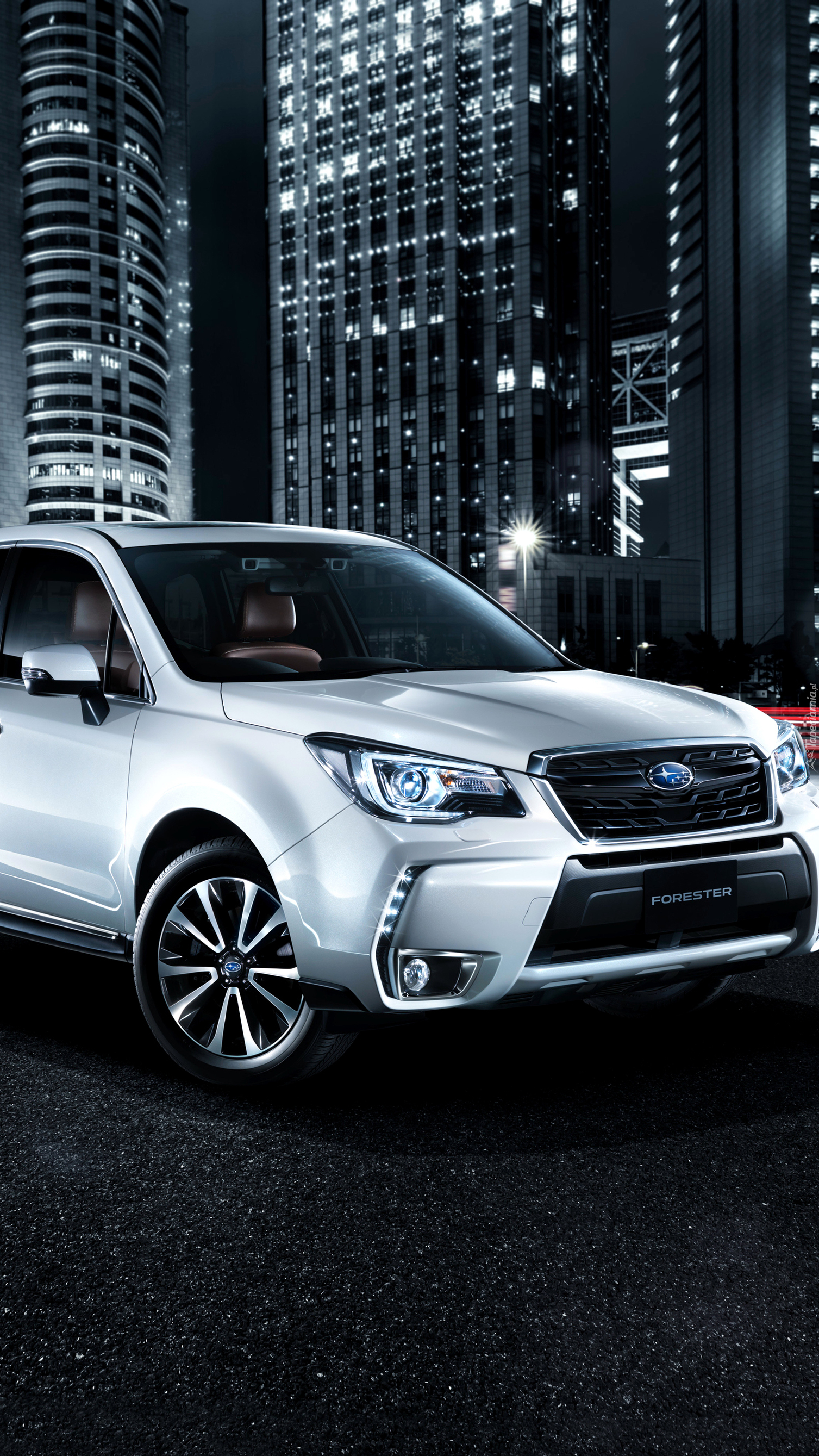 Subaru Forester 2.0XT nocą na drodze