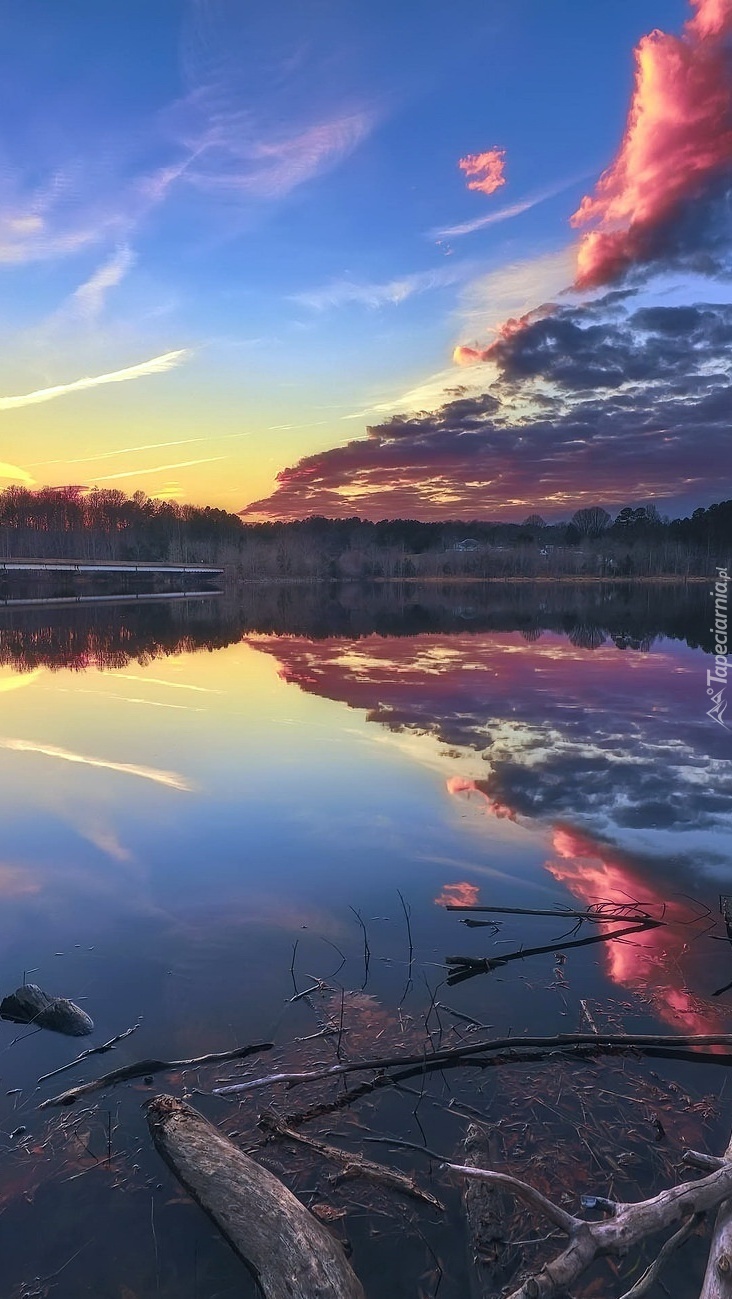 Świt nad jeziorem