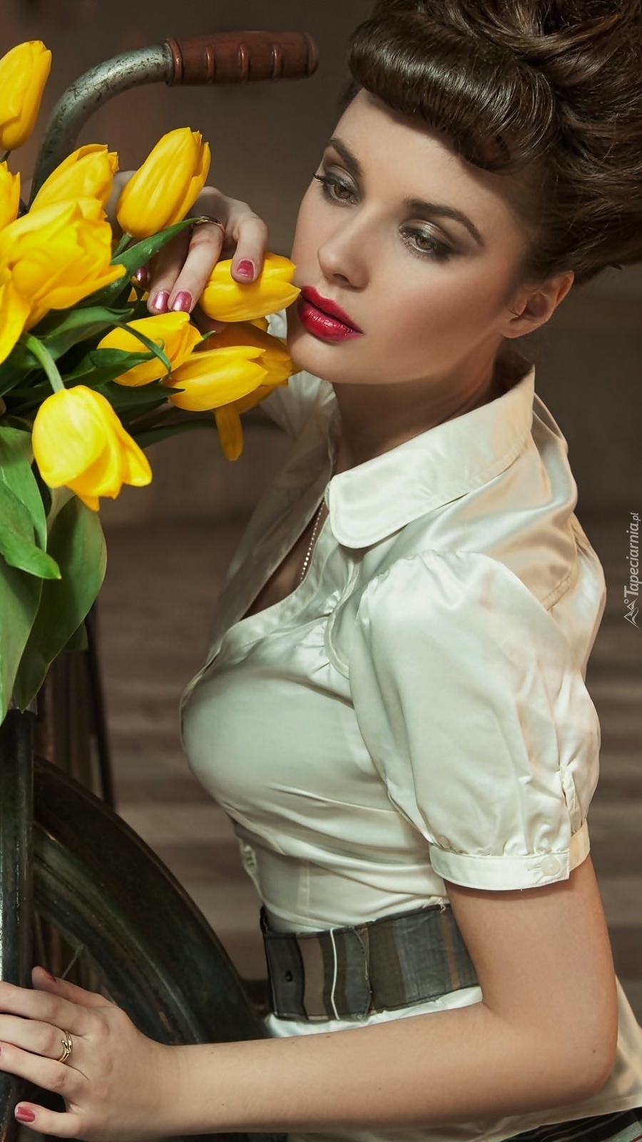 Szatynka i żółte tulipany