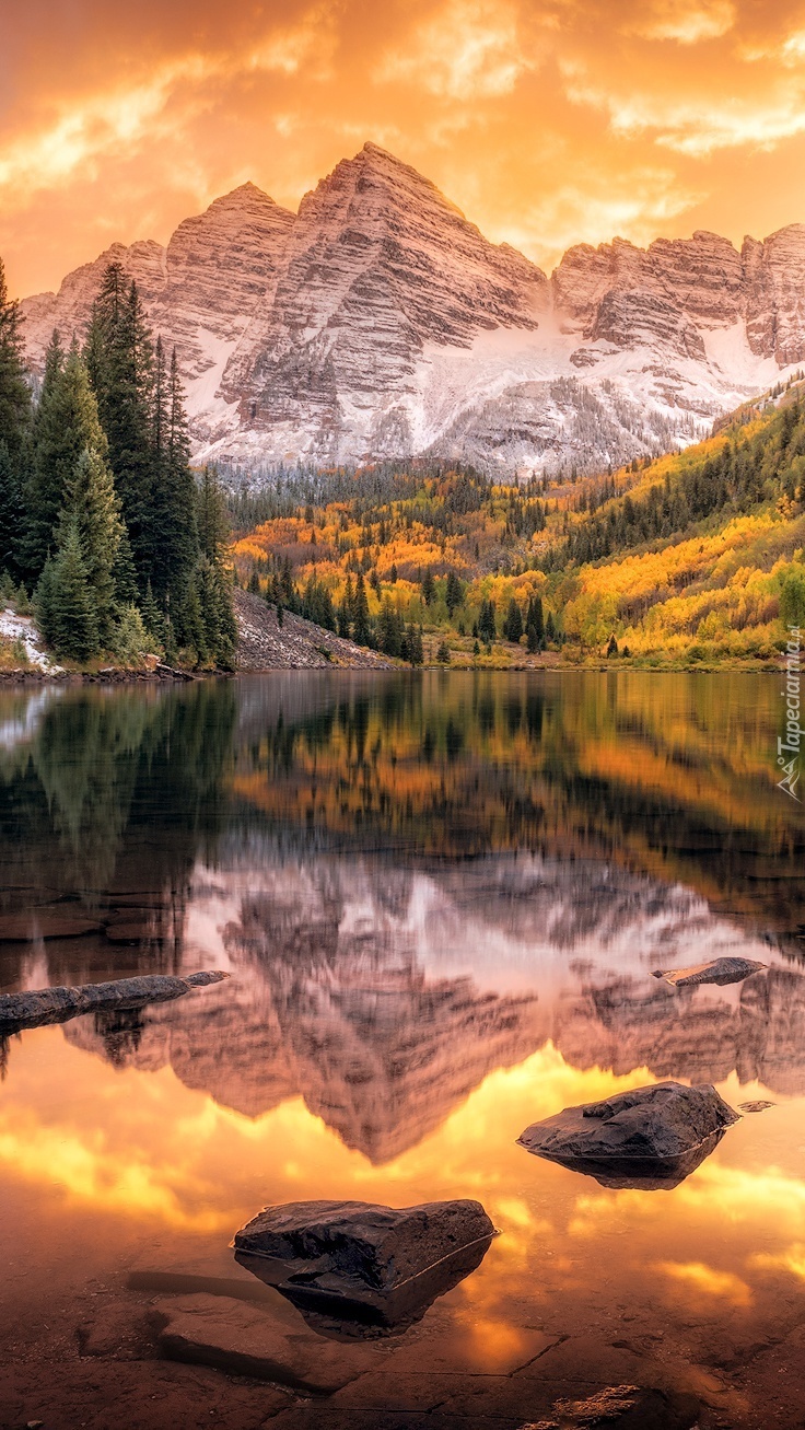 Szczyty Maroon Bells nad jeziorem