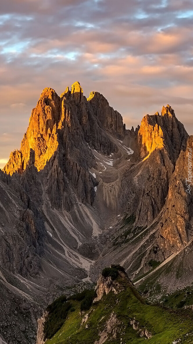 Szczyty masywu Tre Cime di Lavaredo w Dolomitach