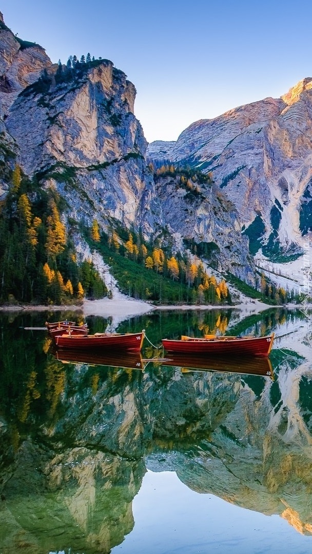 Szereg łódek na jeziorze Pragser Wildsee