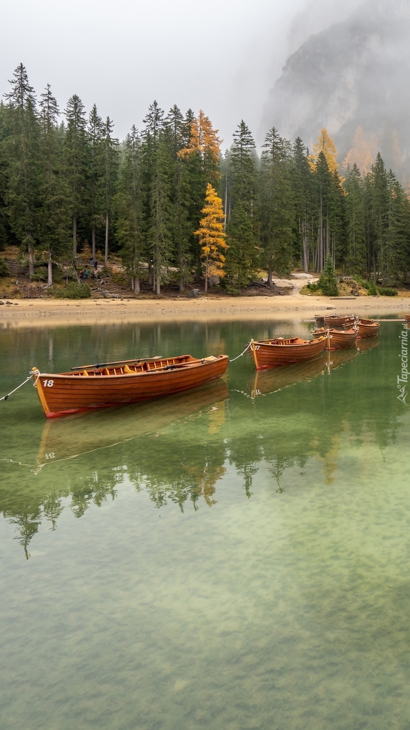 Szereg łódek na jeziorze Pragser Wildsee