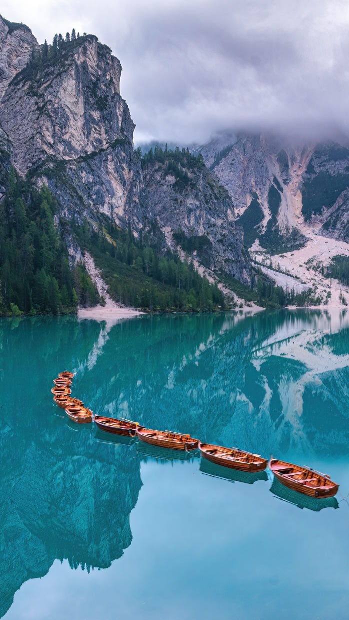 Szereg łodzi na jeziorze Lago di Braies