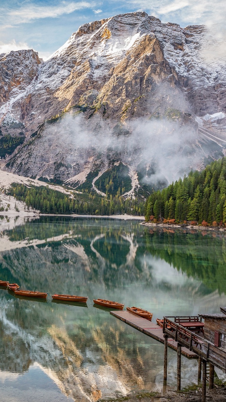 Szereg łodzi na jeziorze Pragser Wildsee w Dolomitach