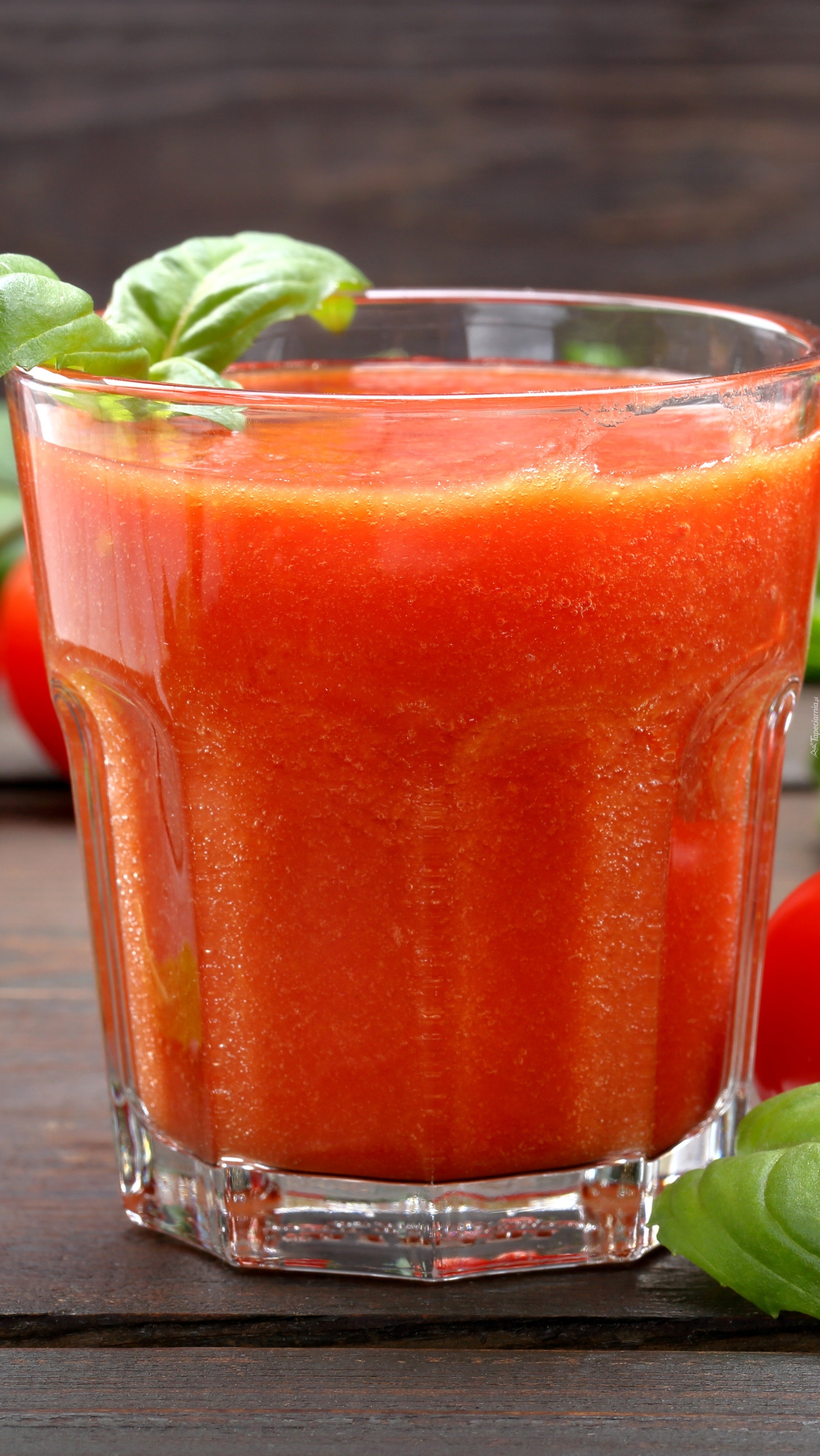 Szklaneczka soku pomidorowego z listkiem bazylii