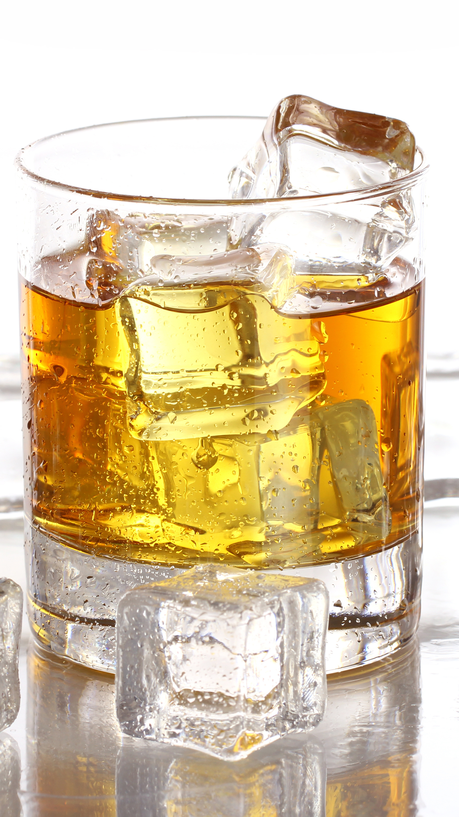 Szklanka whisky z lodem