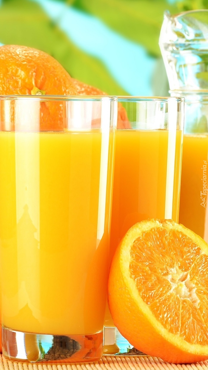 Szklanki z sokiem pomarańczowym