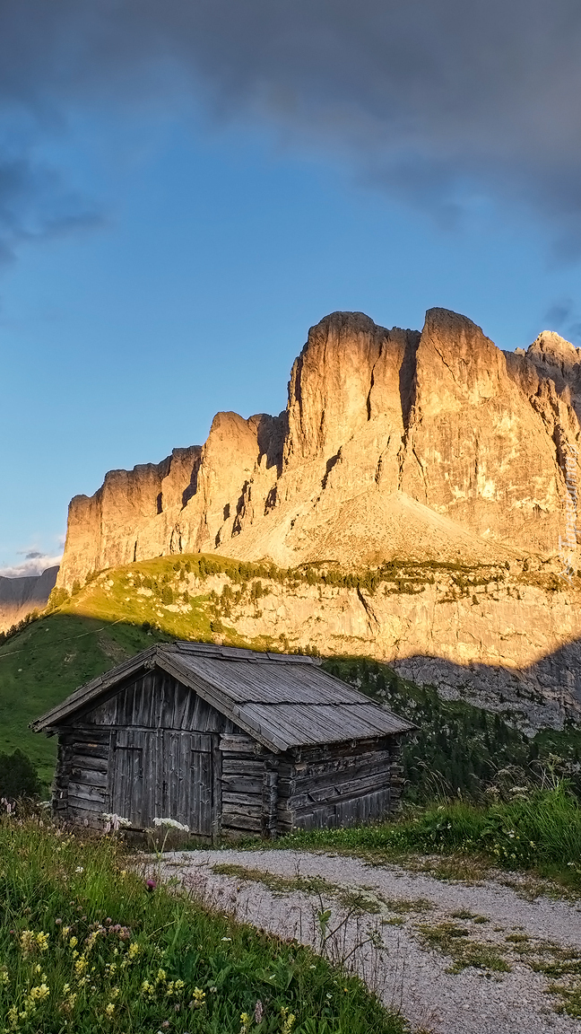 Szopa w na tle Dolomitów