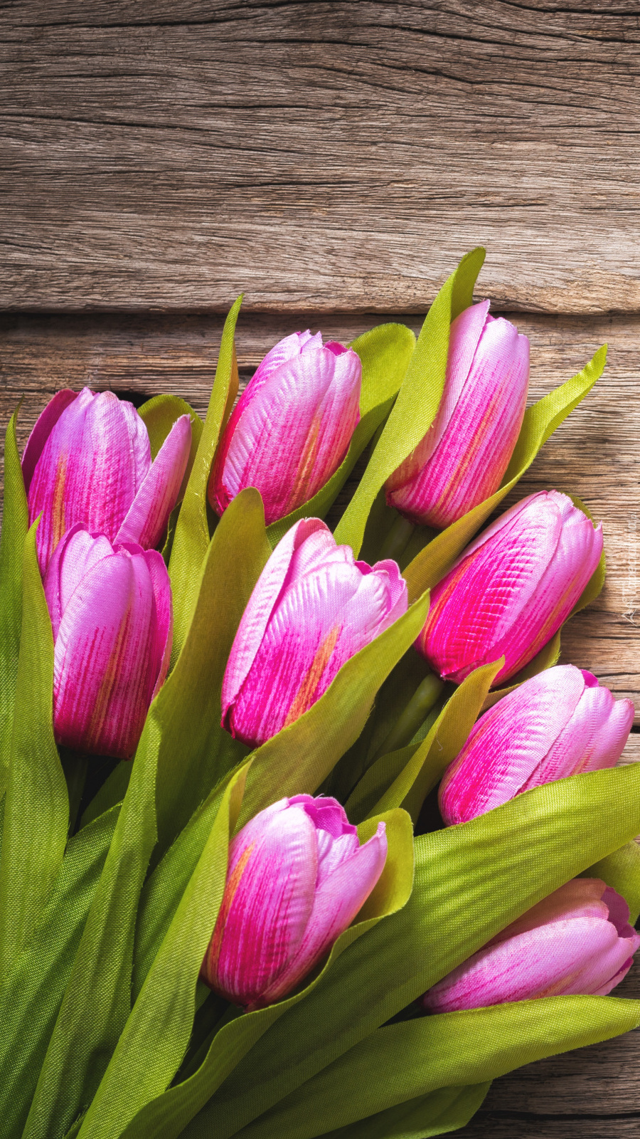 Sztuczne tulipany na deskach