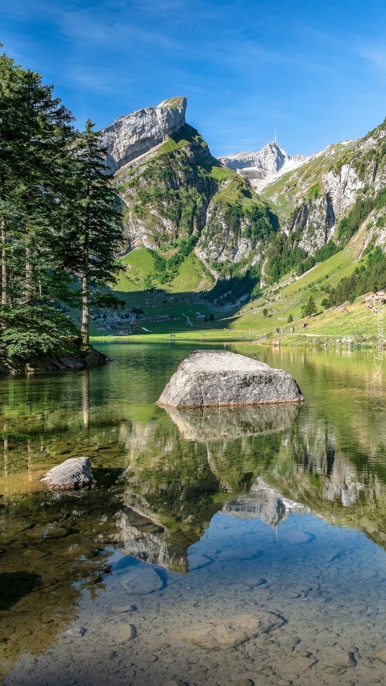 Szwajcarskie Alpy nad jeziorem Seealpsee
