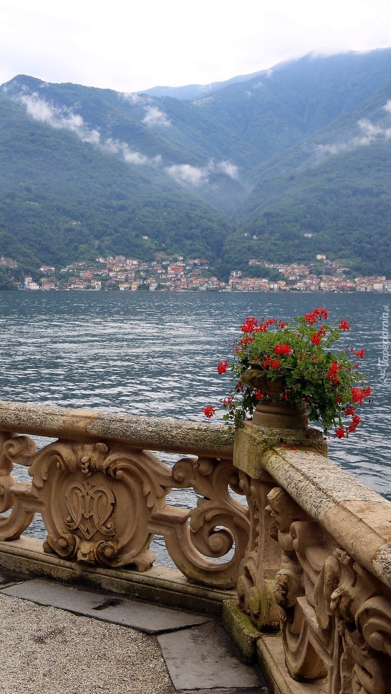 Taras z widokiem na jezioro Como