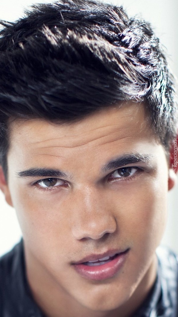 Taylor Lautner  o zawadiackim spojrzeniu