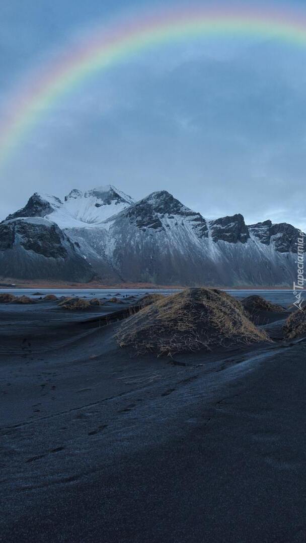 Tęcza nad górą Vestrahorn w Islandii