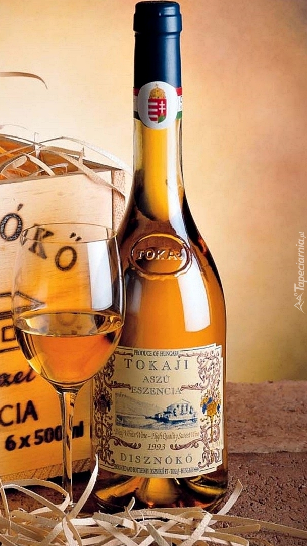 Tokaj w butelce i kieliszku