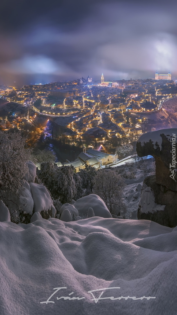 Toledo nocą w zimowej szacie