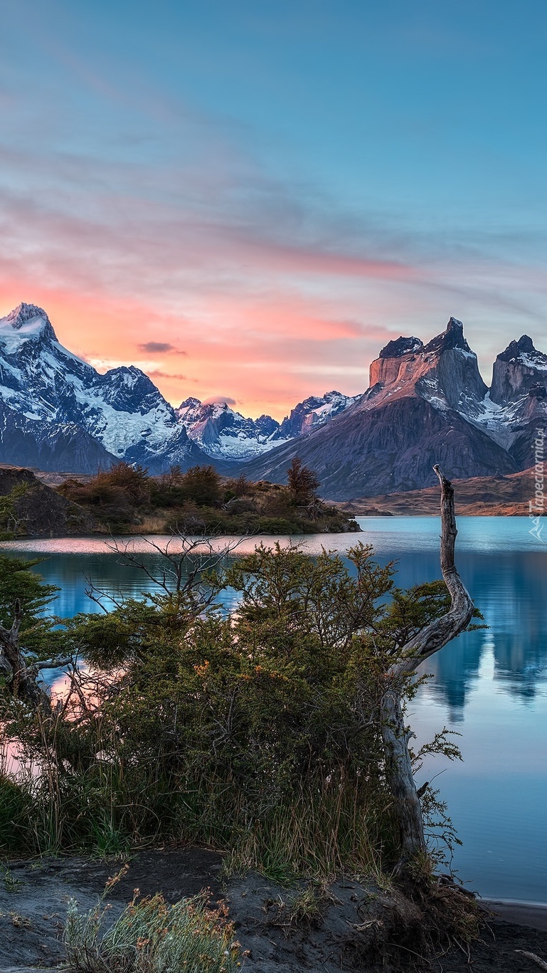 Torres del Paine w zachodzącym słońcu