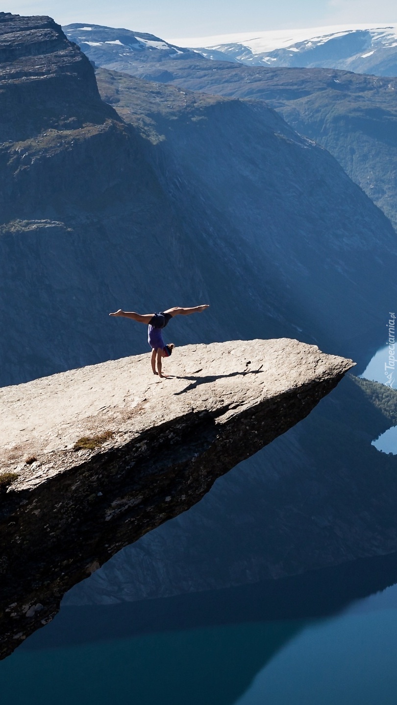 Trolltunga nad Norweskim jeziorem Ringedalsvatnet