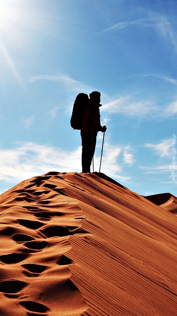 Turysta na pustynnej wydmie