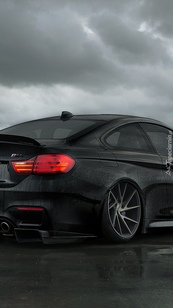 Tył czarnego BMW M4 F82