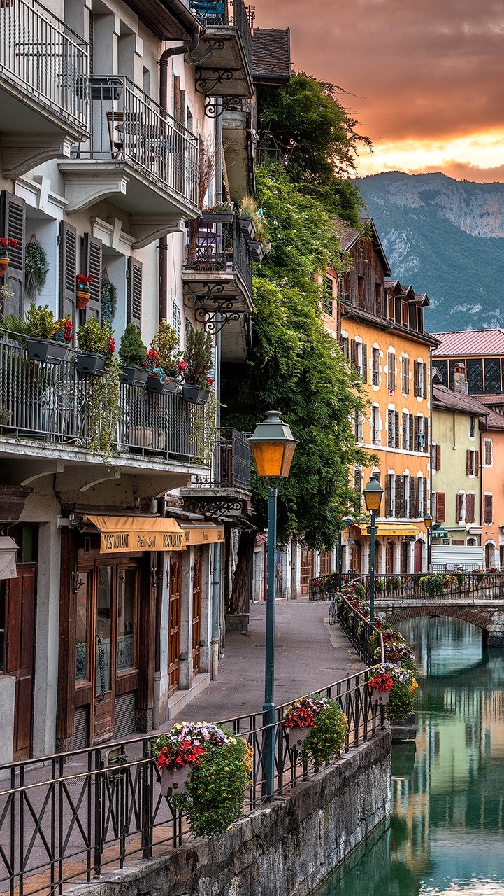 Ulica nad kanałem w Annecy we Francji