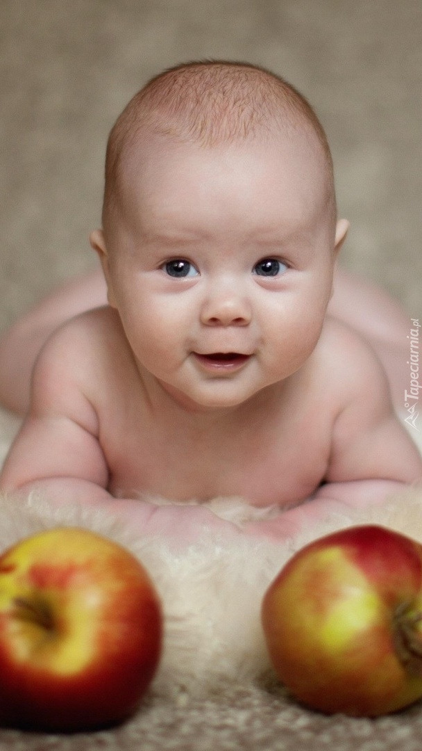 Uśmiech dziecka na widok jabłek
