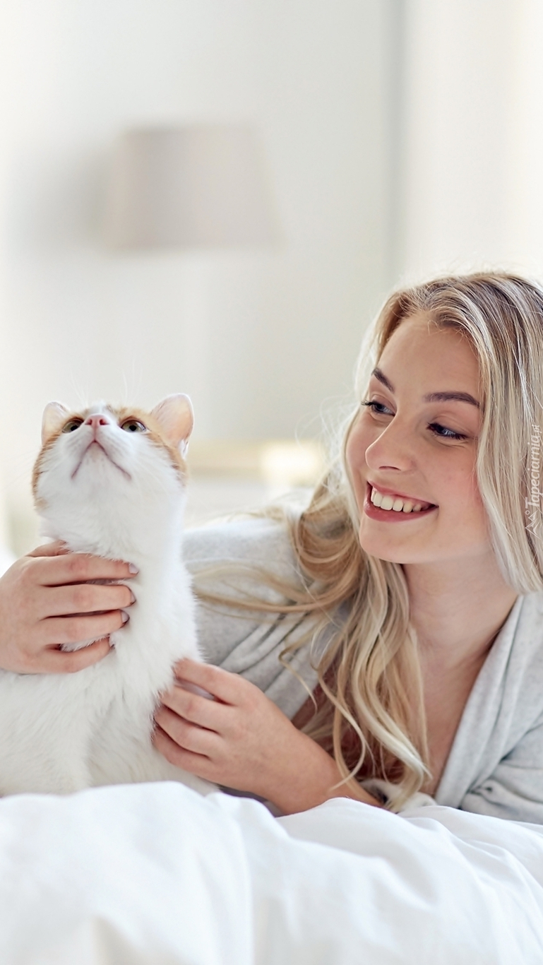 Uśmiechnięta blondynka z kotem
