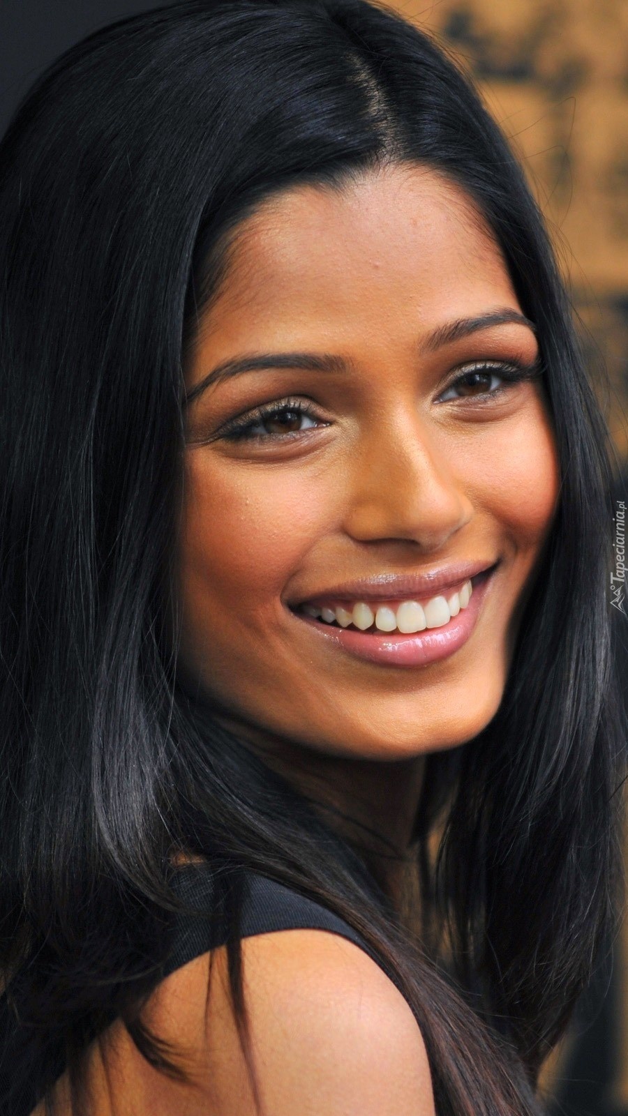 Uśmiechnięta Freida Pinto