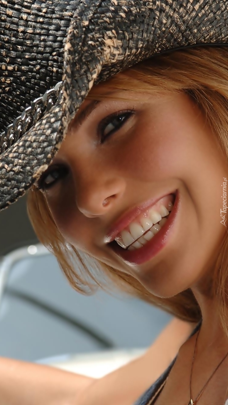 Uśmiechnięta Ilary Blasi w kapeluszu