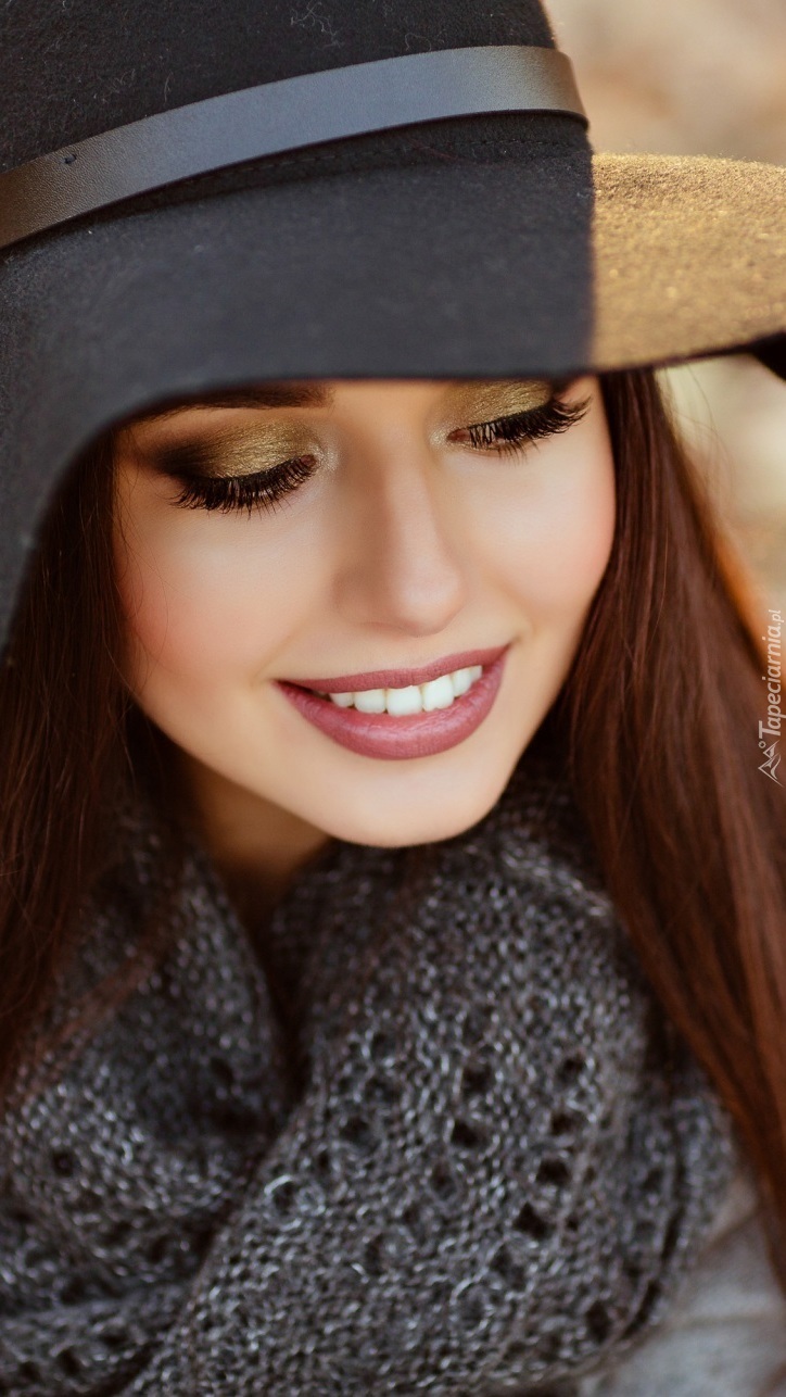 Uśmiechnięta kobieta w kapeluszu