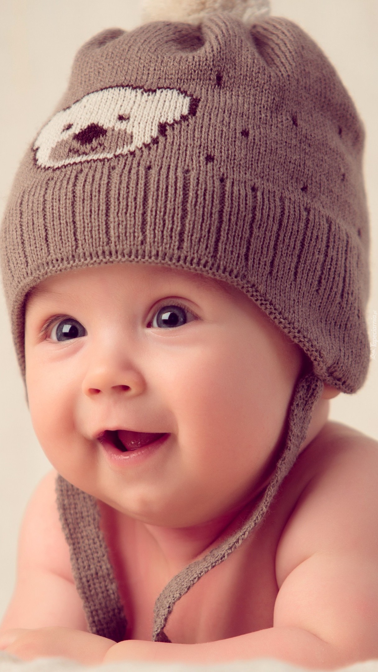 Uśmiechnięte dziecko w czapce