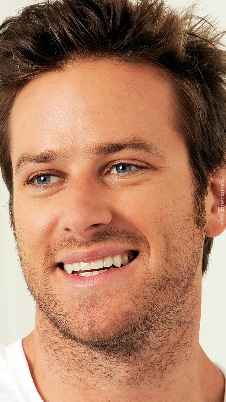 Uśmiechnięty  Armie Hammer