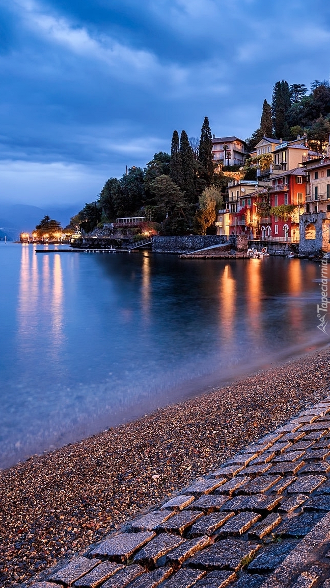 Varenna nad jeziorem Como o poranku