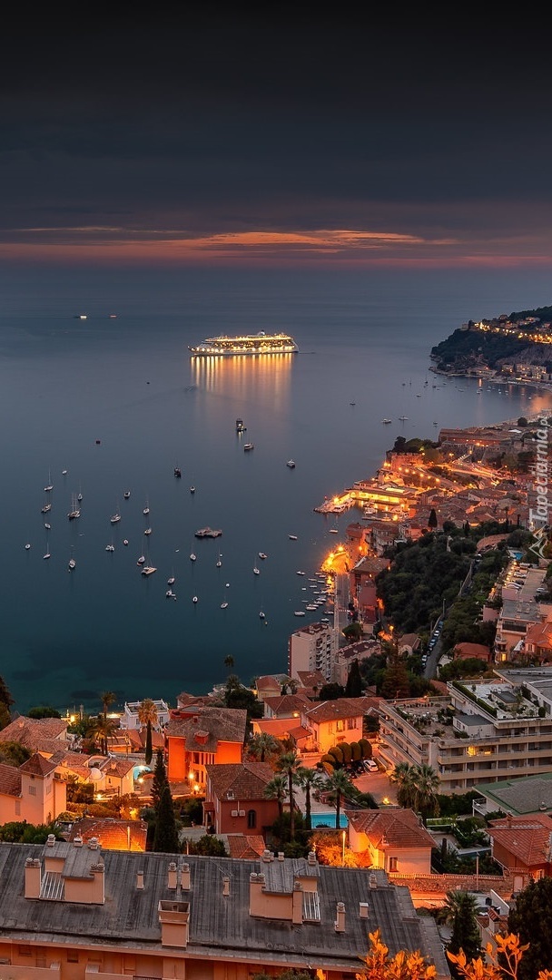 Villefranche sur Mer i statek w zatoce